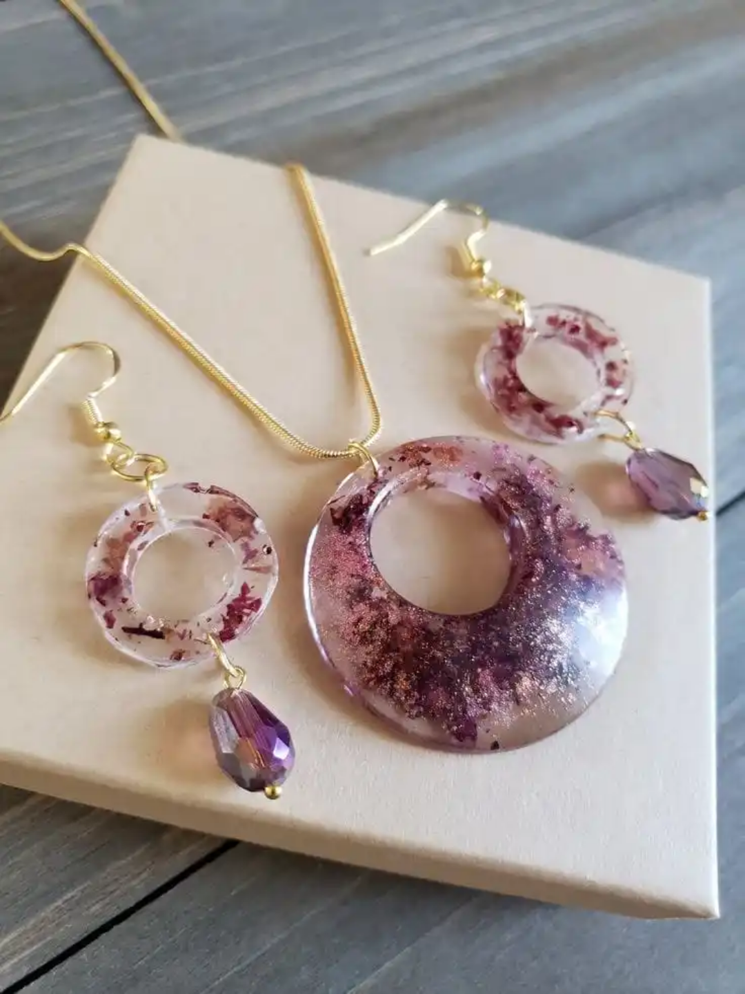 Coeurs, horloge murale, porte-clé, boucles d'oreilles, stylos...etc en résine personnalisée